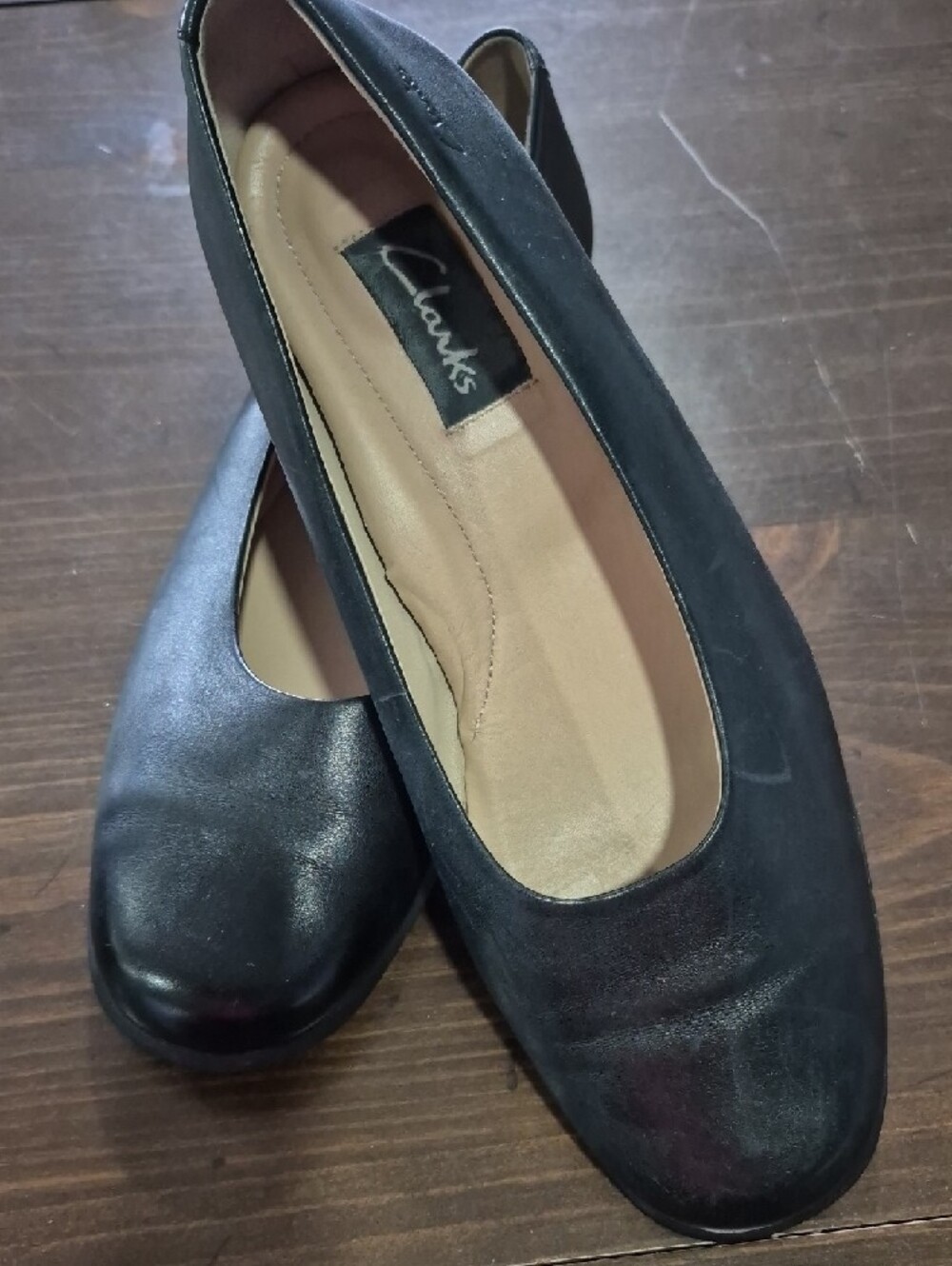 Clarks Women's Black Leather Round-Toe Ballet Flats - Picture 2 of 3